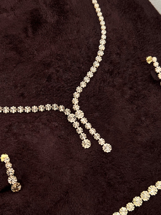 سرویس تمام تراش طلای سفید ۱۸ عیار شامل گردنبند، دستبند و گوشواره با وزن حدود ۲۰ گرم